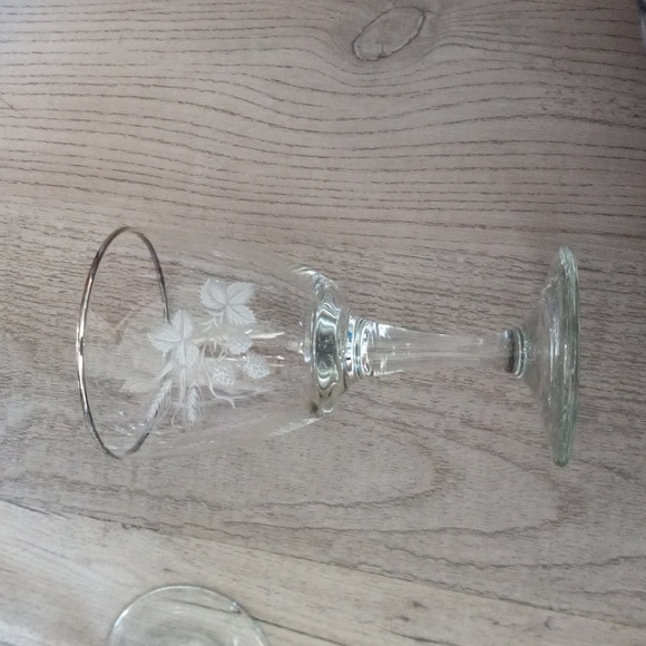 MCM set of 4 Wine glasses with etched strawberries - Picture 3 of 3